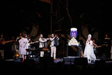 清水ミチコ、バンドメンバー、観客によるバースデーソングの大合唱を受けて涙するMISIA。 （撮影：田中雅也）