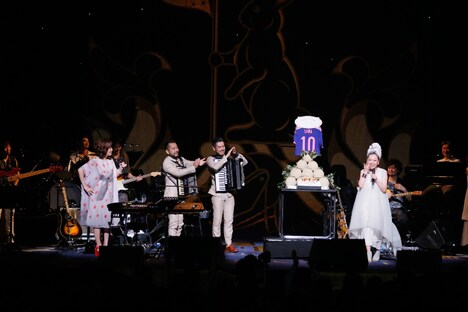 清水ミチコ、バンドメンバー、観客によるバースデーソングの大合唱を受けて涙するMISIA。 （撮影：田中雅也）