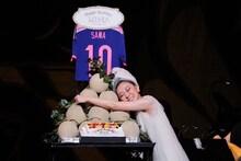 澤穂希選手から贈られた、大好物のメロンのタワーに抱きつくMISIA。 （撮影：田中雅也）