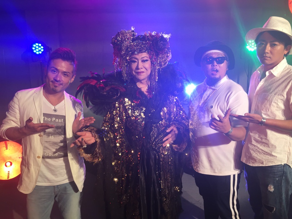 ミュージックビデオ撮影時の美川憲一とクリフエッジ。