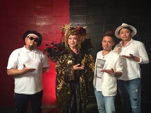 ミュージックビデオ撮影時の美川憲一とクリフエッジ。