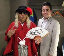 左からDJ KOO、立川談春。