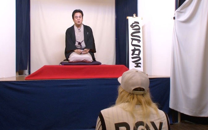 立川談春の落語を聞くDJ KOO。
