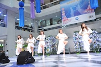 「『表参道 / 二子玉川 / Never Never Give Up』発売記念ミニライブ」の様子。