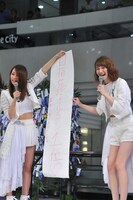 左から秋山ゆりか、岡田ロビン翔子。