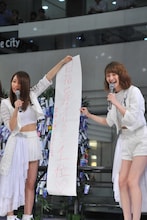 左から秋山ゆりか、岡田ロビン翔子。