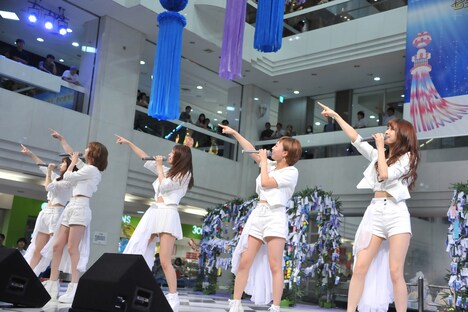 「『表参道 / 二子玉川 / Never Never Give Up』発売記念ミニライブ」の様子。