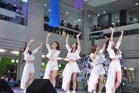 「『表参道 / 二子玉川 / Never Never Give Up』発売記念ミニライブ」の様子。