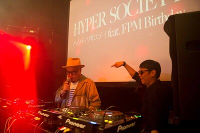 7月3日に行われたFPMのバースデーイベントで出演者の大沢伸一から祝われる田中知之。 （写真提供：エイベックス・ミュージック・クリエイティヴ）