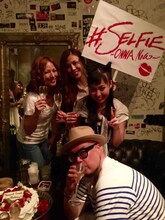 7月3日に行われたFPMのバースデーイベントで出演者のMAXから祝われる田中知之。 （写真提供：エイベックス・ミュージック・クリエイティヴ）