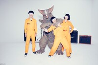 ゴモラ（左から2番目）にヘッドロックをかけられるハヤシ（右から2番目）。