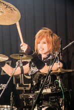 智也（Dr / Royz）（写真提供：B.P.RECORDS）