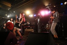 Sakuのライブの様子。（撮影：佐藤祐紀）