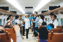 「SPECIALドリカム新幹線」車内ライブの様子。