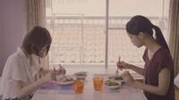 深川麻衣と若月佑美のペアPVのワンシーン。