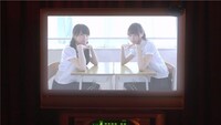 秋元真夏と西野七瀬のペアPVのワンシーン。