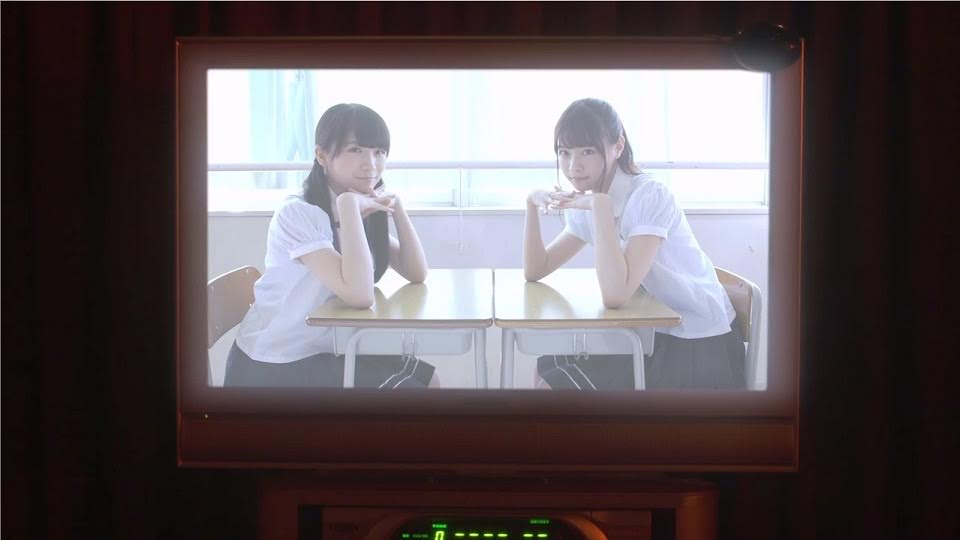 秋元真夏と西野七瀬の“ペアPV”のワンシーン。
