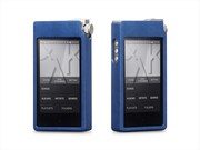 「Astell&Kern AK100II KANA HANAZAWA エディション」本体見本(オリジナルケース装着時)