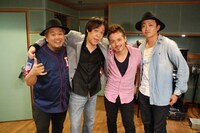 クリフエッジと三好鉄生（左から2番目）。