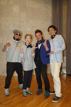 クリフエッジと水前寺清子（左から2番目）。