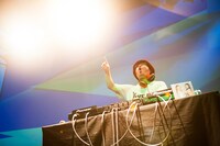 DJ ABOによるDJプレイの様子。（撮影：村上一光）