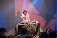 DJ ABOによるDJプレイの様子。（撮影：村上一光）