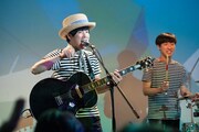 カジヒデキによるライブパフォーマンスの様子。（撮影：村上一光）