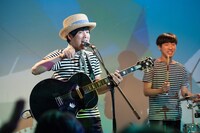 カジヒデキによるライブパフォーマンスの様子。（撮影：村上一光）