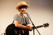 カジヒデキによるライブパフォーマンスの様子。（撮影：村上一光）