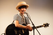 カジヒデキによるライブパフォーマンスの様子。（撮影：村上一光）