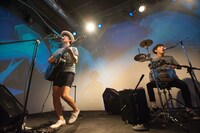カジヒデキによるライブパフォーマンスの様子。（撮影：村上一光）