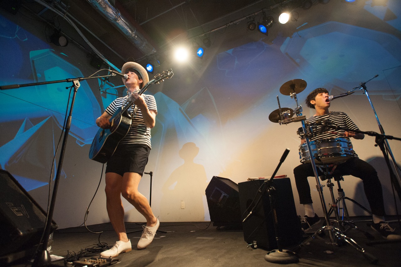 カジヒデキによるライブパフォーマンスの様子。（撮影：村上一光）