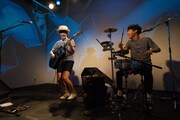 カジヒデキによるライブパフォーマンスの様子。（撮影：村上一光）