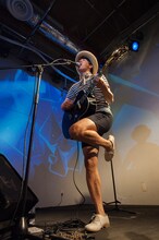 カジヒデキによるライブパフォーマンスの様子。（撮影：村上一光）