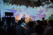 カジヒデキによるライブパフォーマンスの様子。（撮影：村上一光）