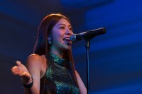 暴走するHINAのトークを抜群のコンビネーションでコントロールするYURIA。（撮影：村上一光）