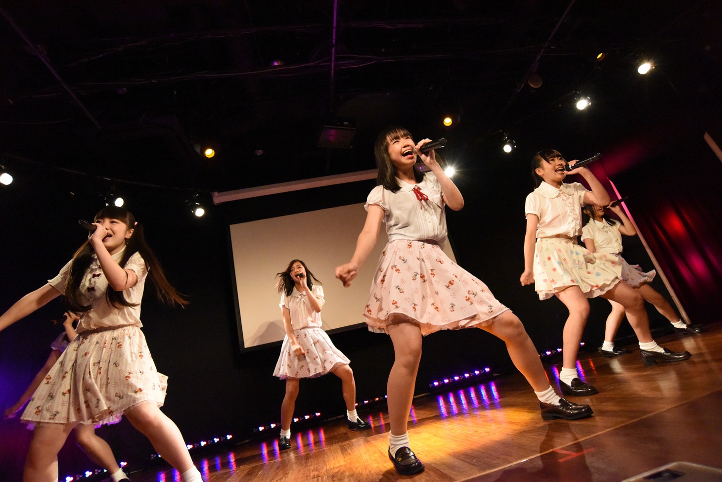 Kiss Bee 3期生によるライブの様子。