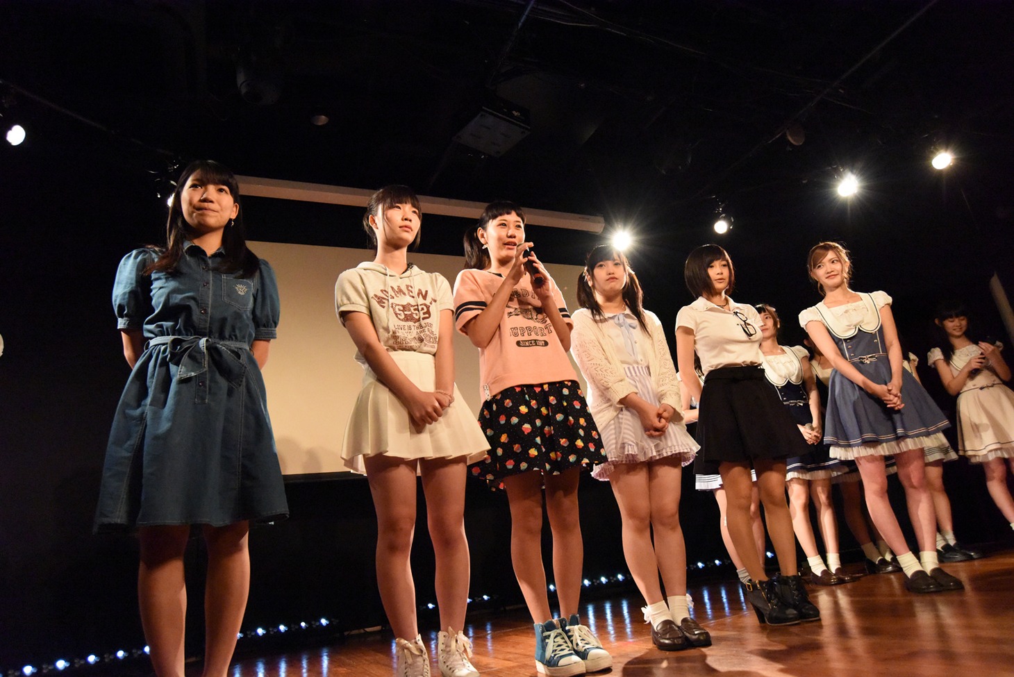 Kiss Bee 3.5期生候補による挨拶の様子。