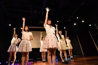 Kiss Bee 3期生によるライブの様子。