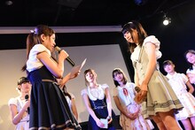 朝日奈美空に宛てた手紙を読む鷹野日南。