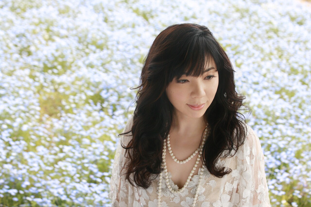 岡本真夜デビュー20周年ベスト発売、「アララの呪文」セルフカバーや新曲も