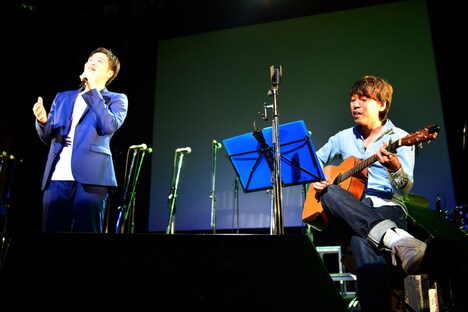 左から長谷川雅洋（Vo）、川相賢太郎（G）。（撮影：浅井尭之）