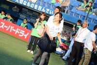 始球式に向けて練習中の大原櫻子。