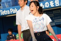 始球式に向けて練習中の大原櫻子。