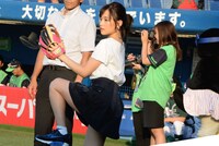 始球式に向けて練習中の大原櫻子。