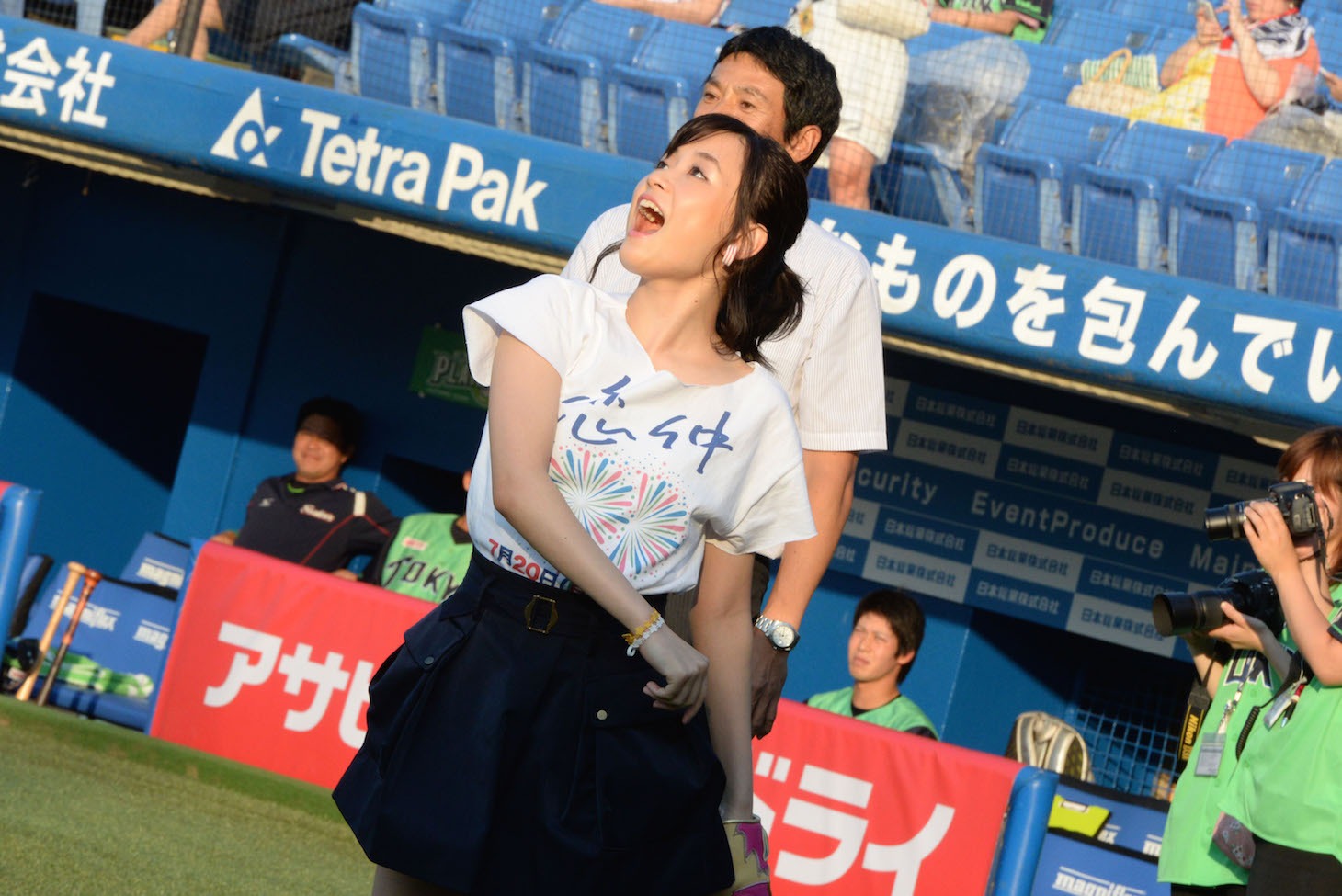 始球式に向けて練習中の大原櫻子。