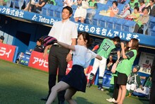 始球式に向けて練習中の大原櫻子。