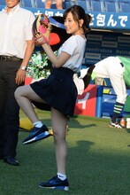 始球式に向けて練習中の大原櫻子。