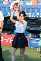 始球式に向けて練習中の大原櫻子。