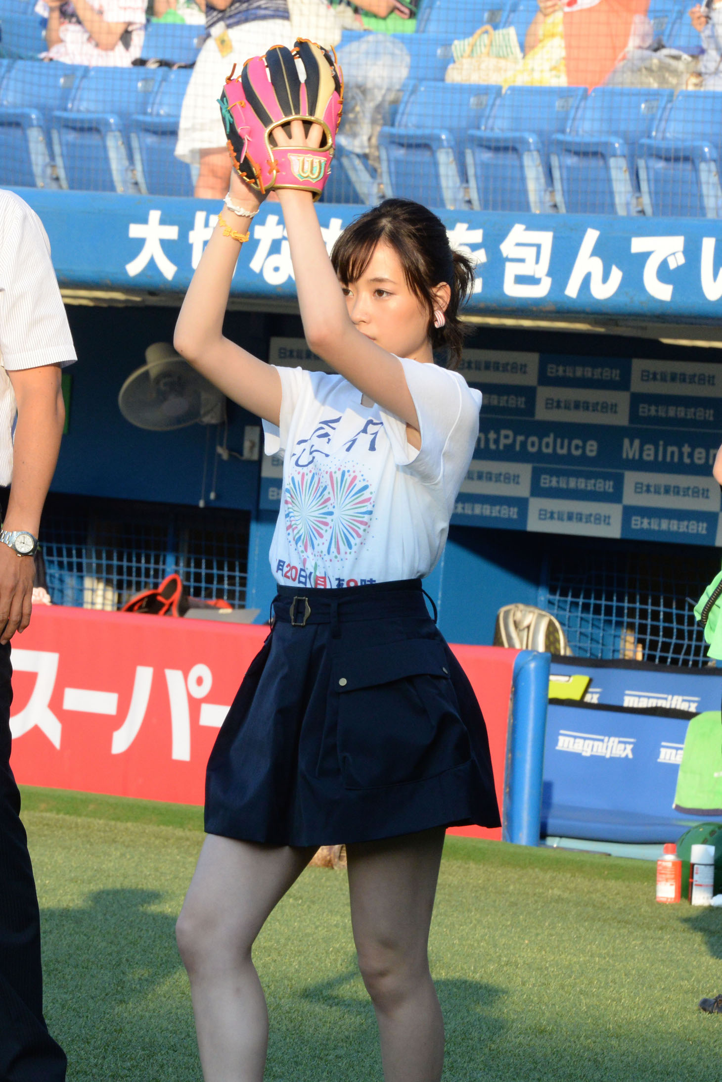 始球式に向けて練習中の大原櫻子。